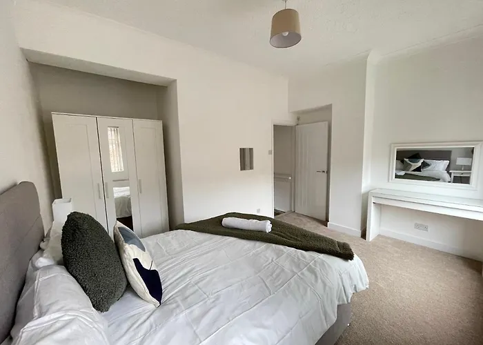 4 Bed 3 Bedroom Home Near Middlesbrough Centre
