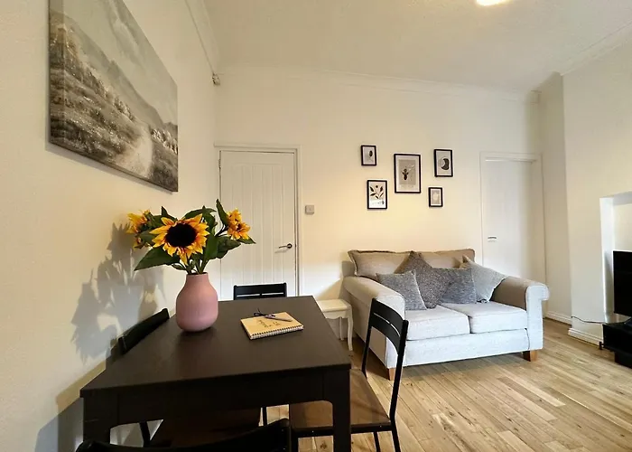 4 Bed 3 Bedroom Home Near Middlesbrough Centre