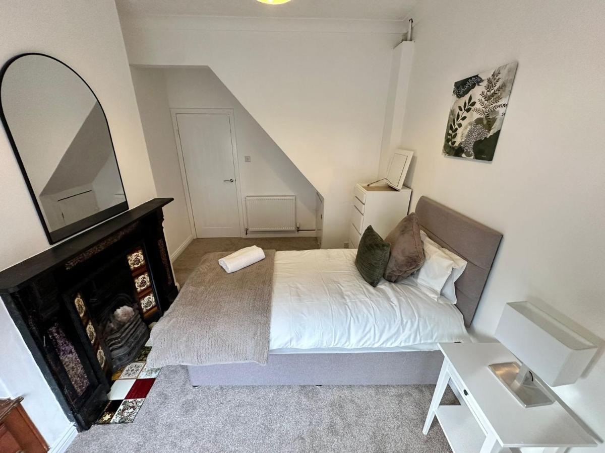 4 Bed 3 Bedroom Near Centre *